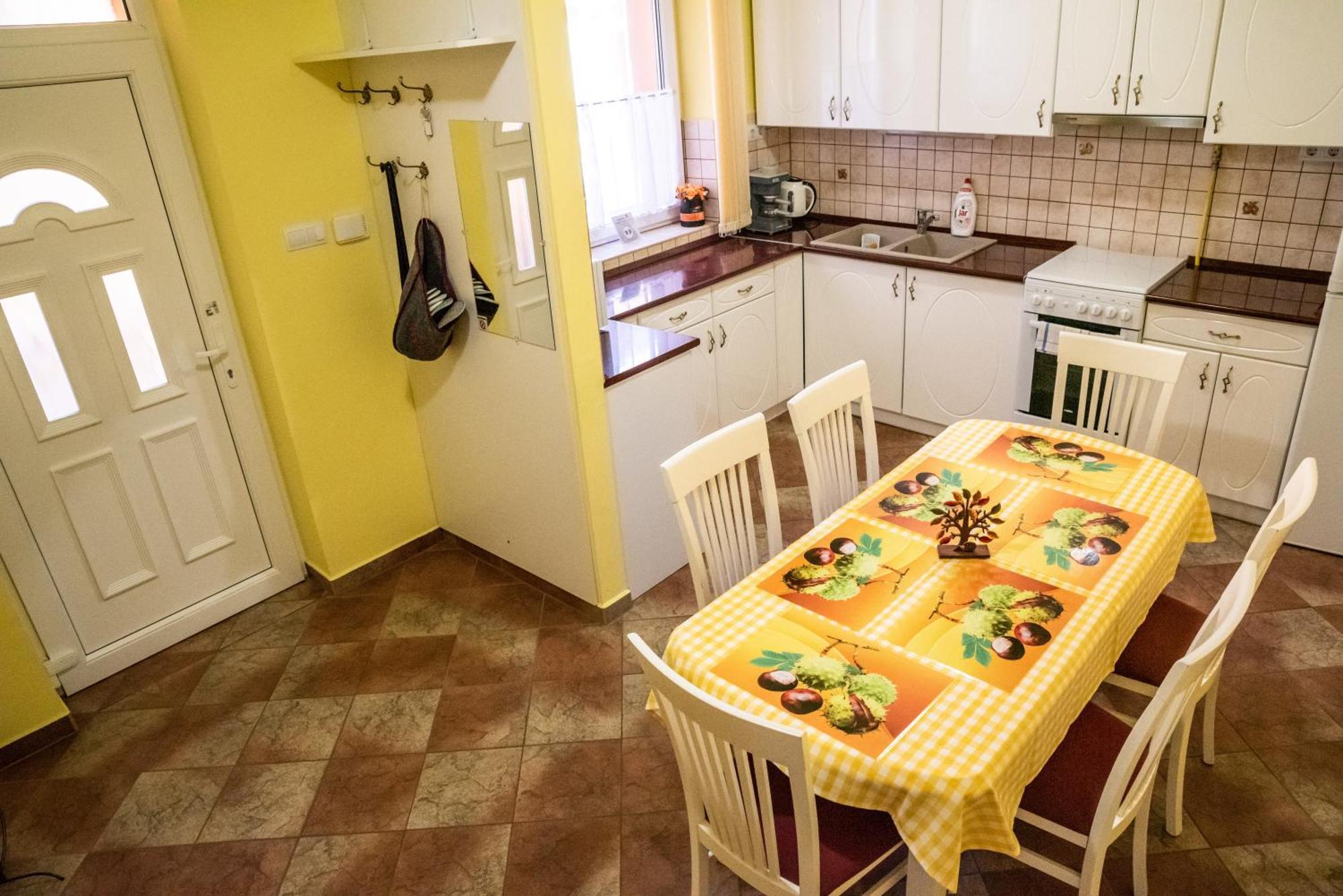 Gesztenye Apartman Makó Buitenkant foto